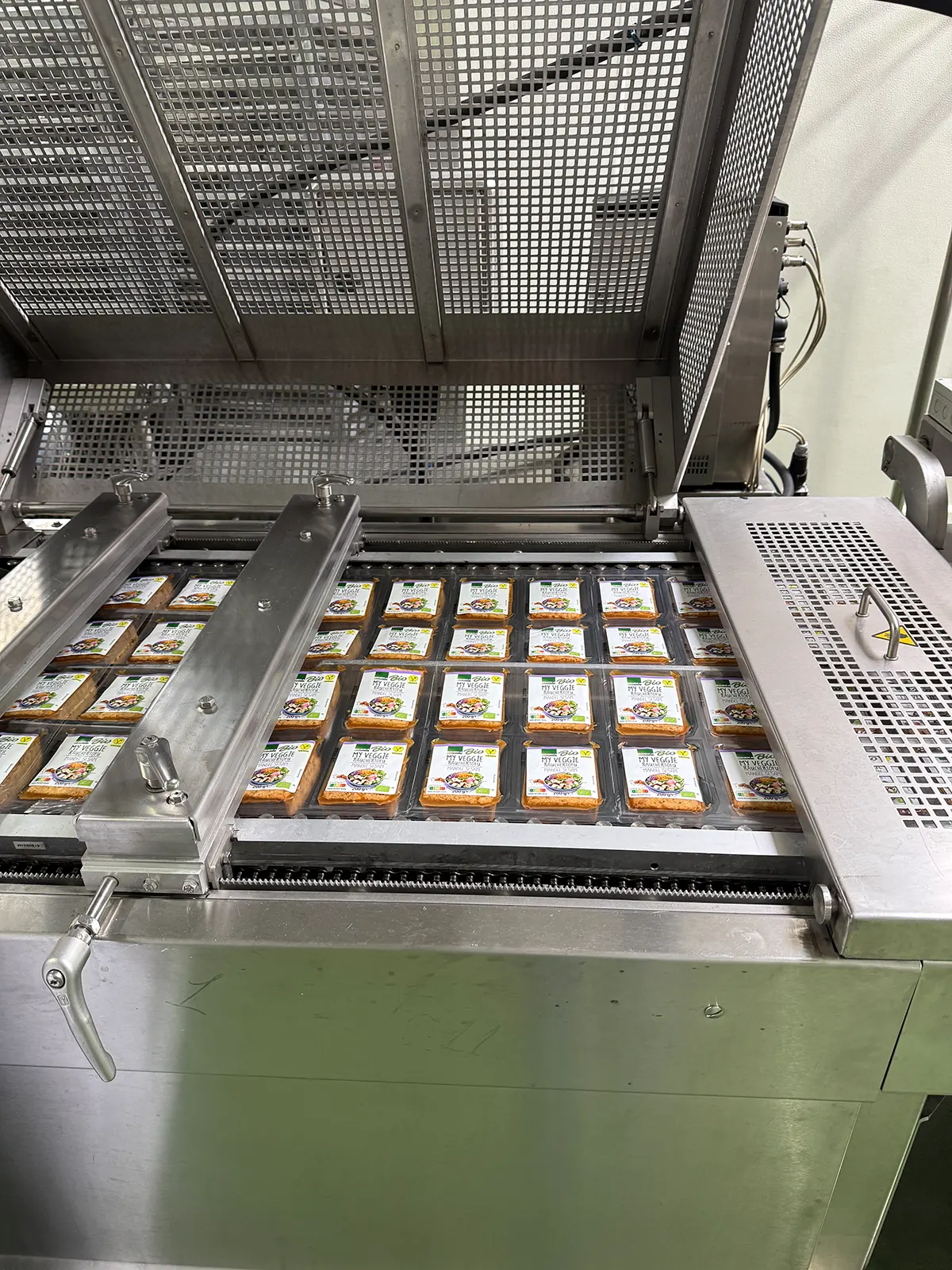 Tofuverpackung Im Produktionsprozess, Bildrechte The New Originals Company